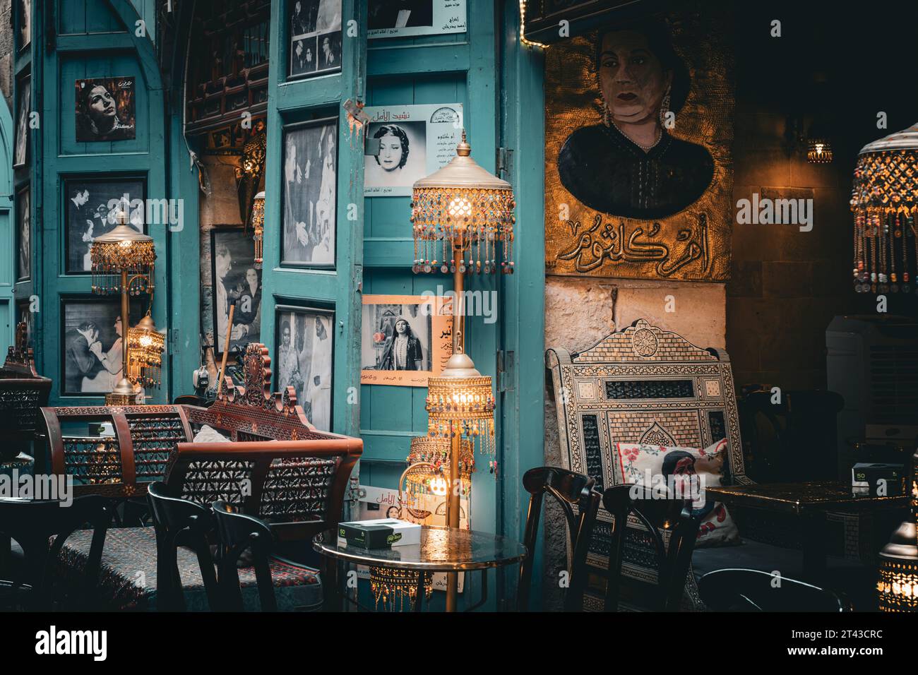 Ein intimer Einblick in ein traditionelles Café in Khan Al-Khalili Stockfoto