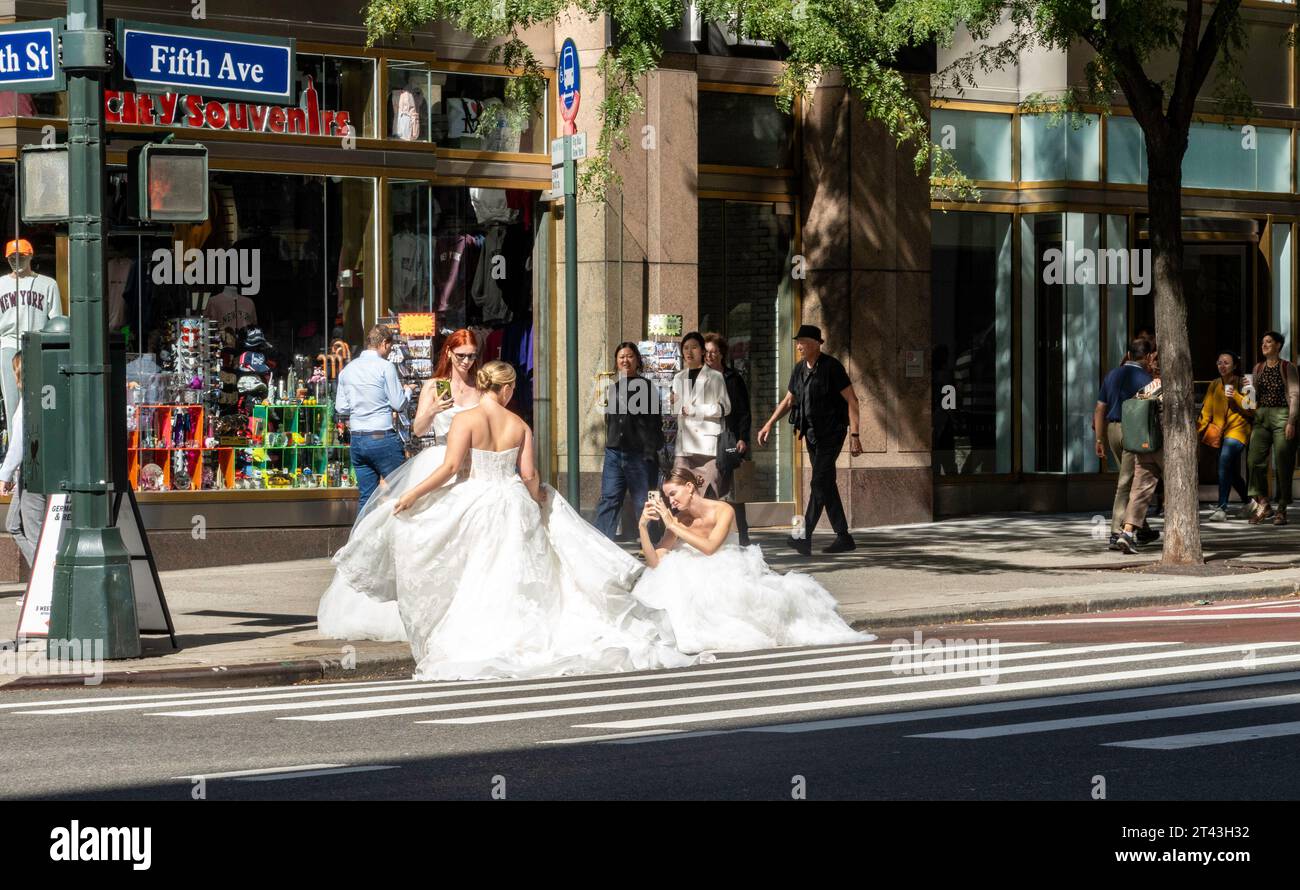 Models, die während der New Yorker Brautmodenwoche im Oktober 2023 in New York City, USA, Fotos von sich selbst in Hochzeitskleidern machen Stockfoto
