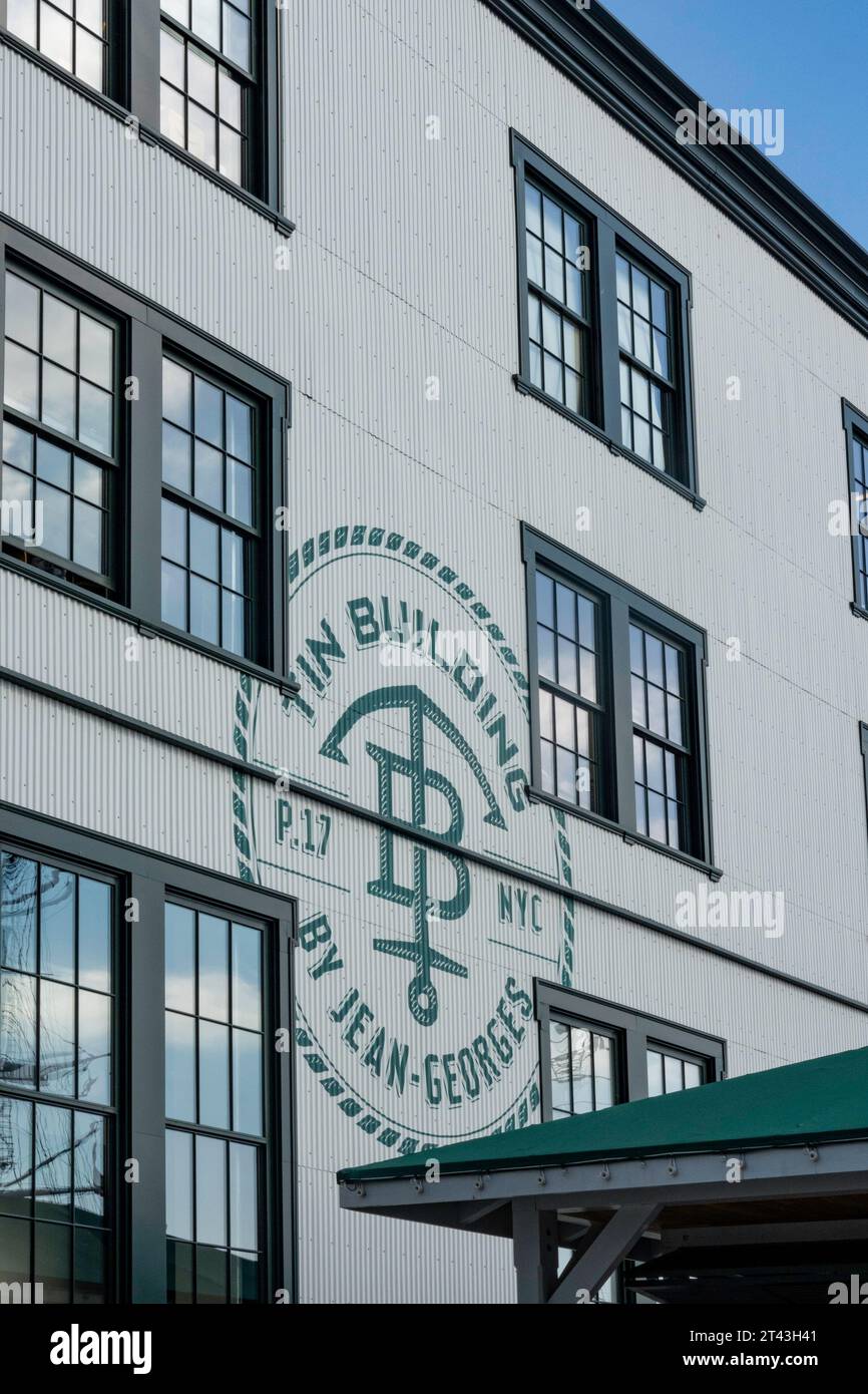 Das Tin Building von Jean-Georges ist ein gehobener Marktplatz mit Restaurants im South Street Seaport, New York City, 2023, USA Stockfoto