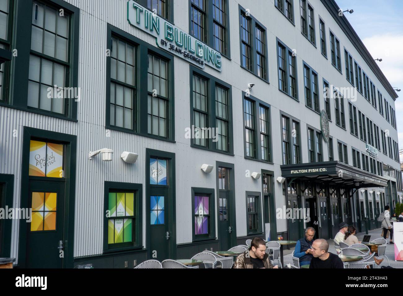 Das Tin Building von Jean-Georges ist ein gehobener Marktplatz mit Restaurants im South Street Seaport, New York City, 2023, USA Stockfoto