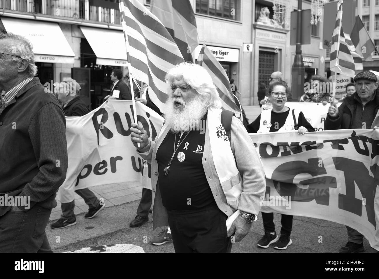Rentner protestieren im Zentrum von Madrid bei einer Kundgebung, um eine Erhöhung der Mindestrente auf 1080 zu fordern und die Renten zu garantieren. Oktober Stockfoto