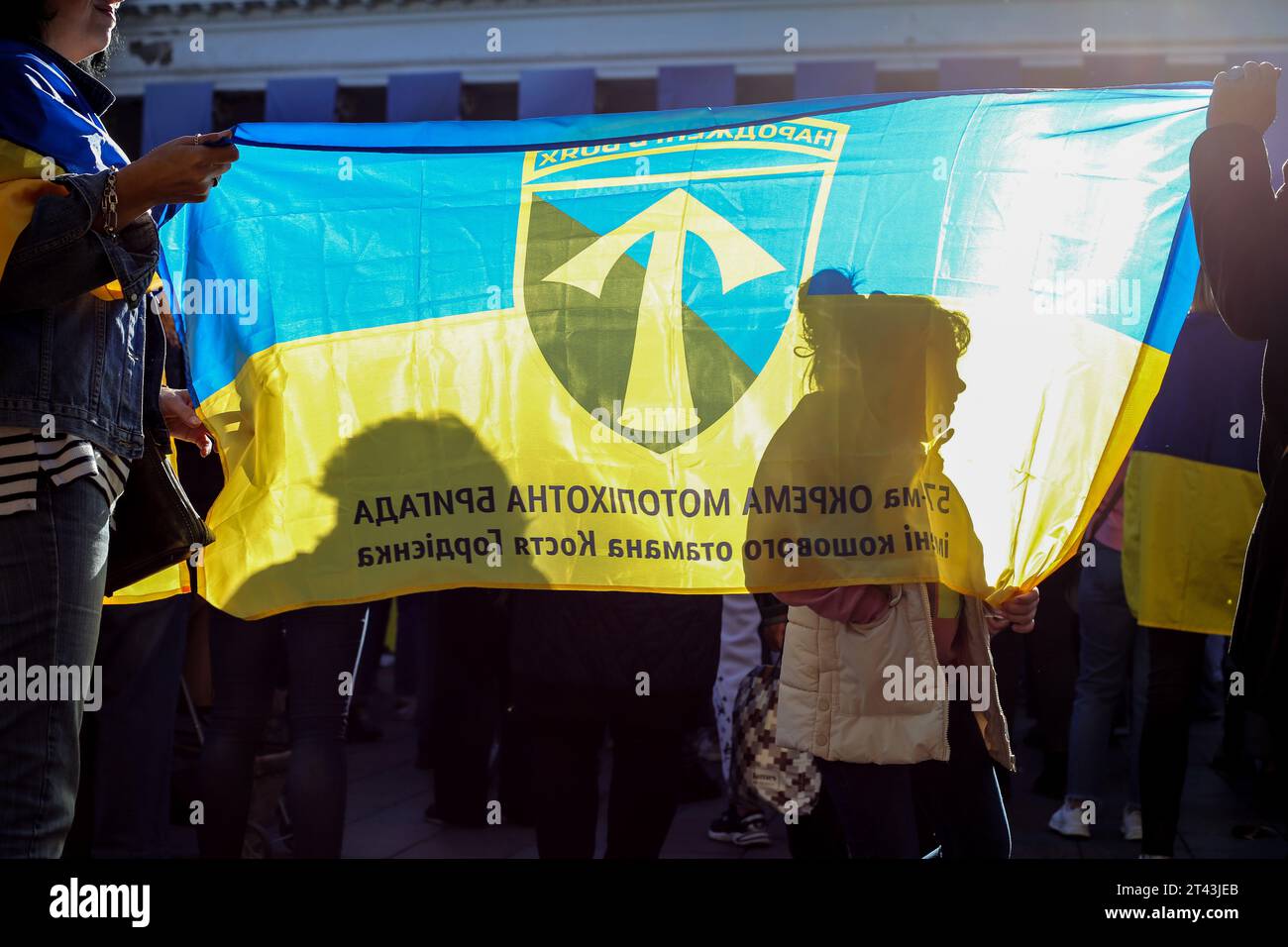Die Demonstranten halten während einer Kundgebung gegen den Missbrauch von Haushaltsmitteln eine Flagge der 57. Osamanischen Kost Hordiienko Motorized Brigade. Eine weitere Kundgebung gegen unangemessene Ausgaben des Budgets fand in der Nähe des Rathauses auf dem Dumskaja-Platz statt. Der erste Protest fand Ende August 2023 statt. Den Teilnehmern zufolge sollten alle Haushaltsmittel für den Bedarf der Streitkräfte der Ukraine und nicht für Nebenkosten wie den Kauf von Neujahrsbäumen oder die Renovierung von Gebäuden und Straßen verwendet werden. Stockfoto