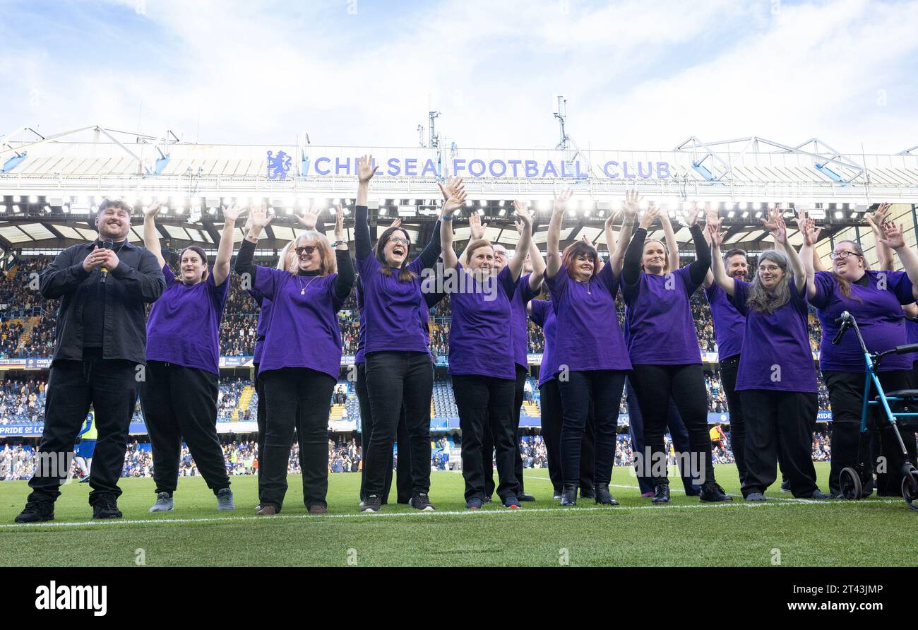 Unify and Hands 4 Voices führen mit Sänger James Vickery während der Halbzeit bei Chelsea vs Brentford an der Stamford Bridge im Rahmen der Cadbury Fingers und der National Deaf Children's Society Sign With Fingers Big & Small auf. Bilddatum: Samstag, 28. Oktober 2023. Stockfoto