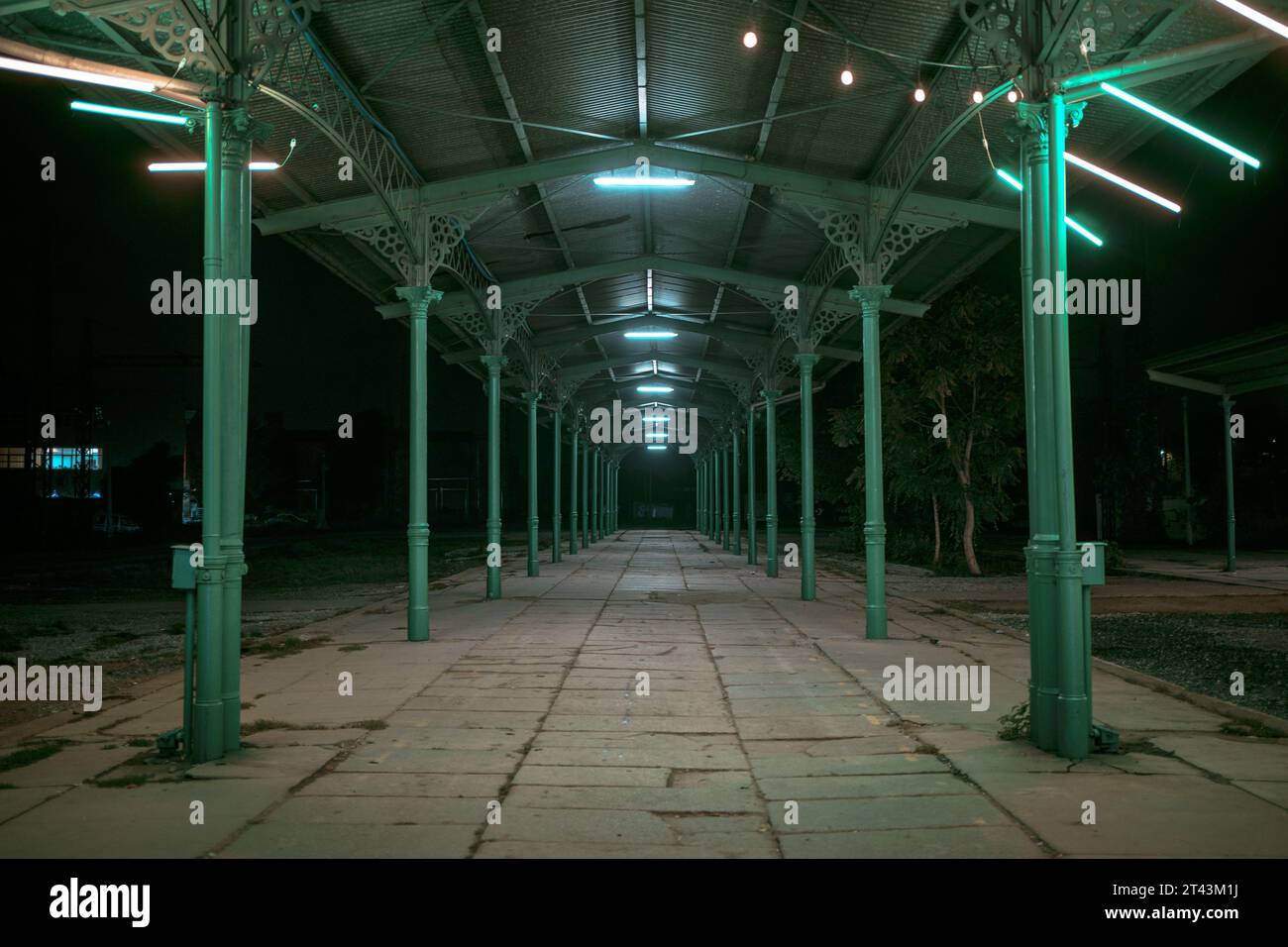 Alter Bahnsteig bei Nacht, in Dworzec Świebodzki, in Wrocław, Polen Stockfoto