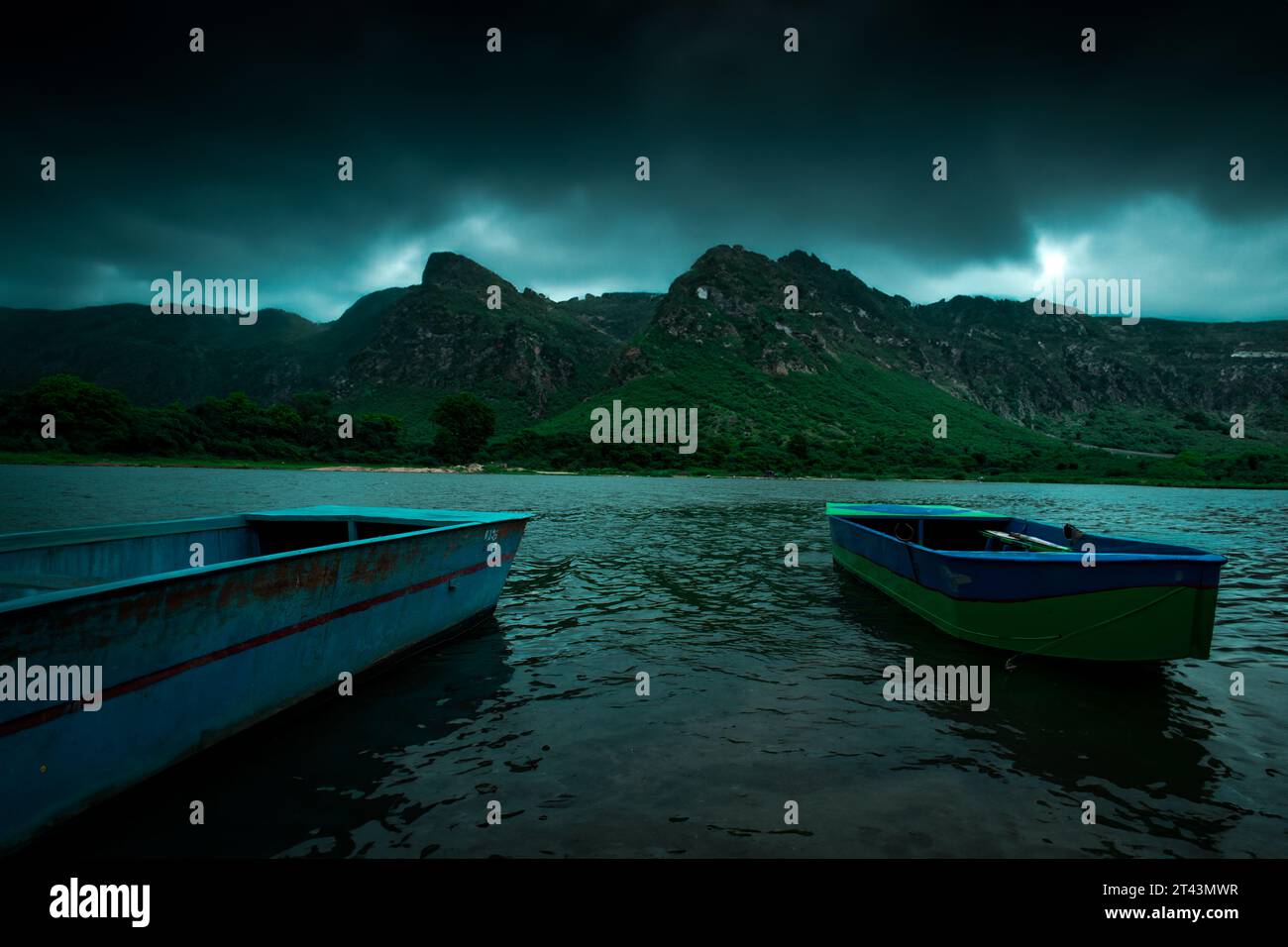 Zwei Boote in einer ruhigen Bergsee-Landschaft Stockfoto