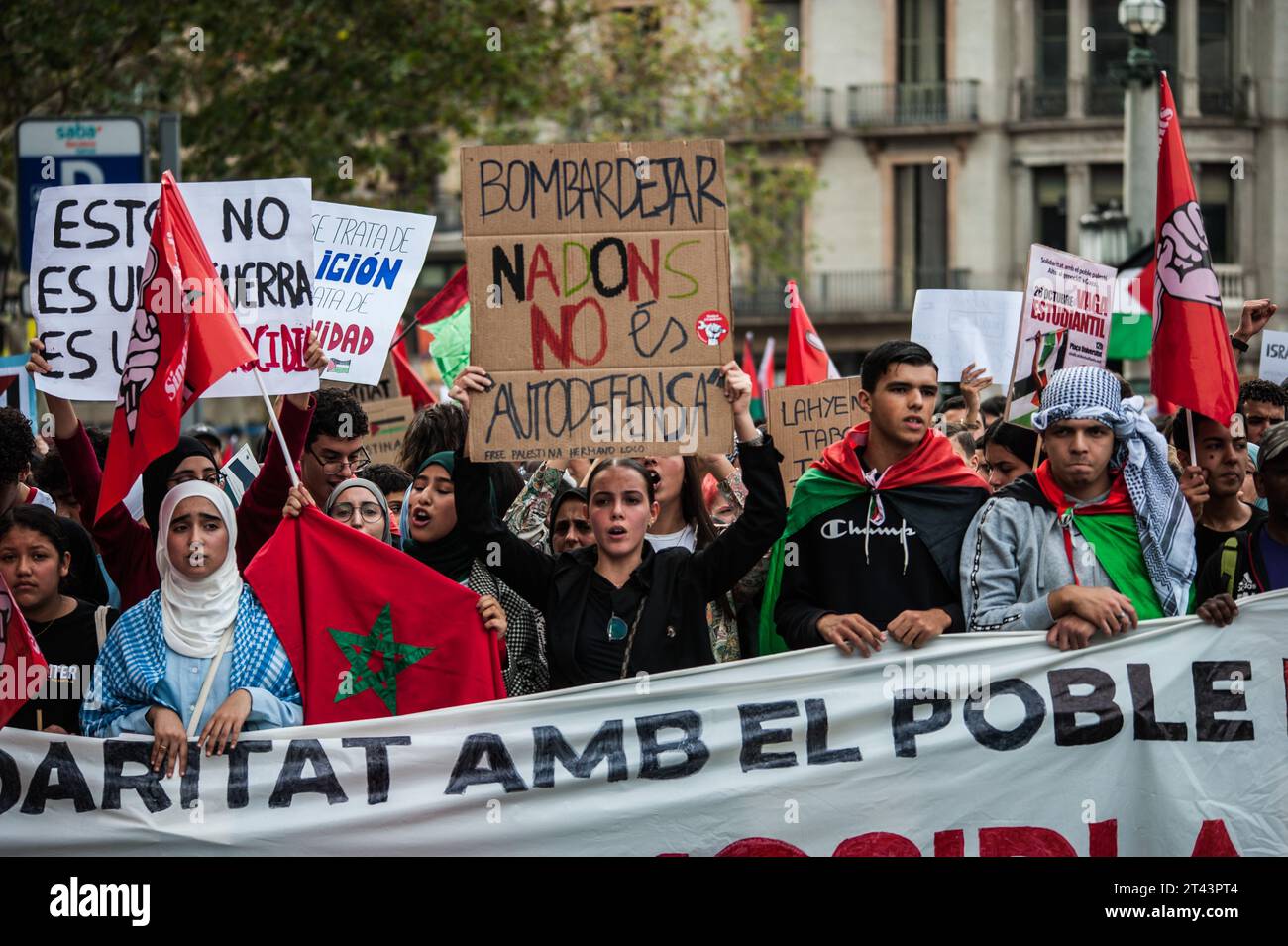 Die Demonstranten halten Fahnen, Schilder und ein Banner, das ihre Meinung während der Demonstration zum Ausdruck bringt. Der Studentenverband organisierte einen Streiktag und eine anschließende Demonstration in verschiedenen spanischen Städten zur Unterstützung der palästinensischen Sache und gegen den Krieg in Gaza. Die Demonstrationen fanden ohne Zwischenfälle statt und unter den Slogans "es ist kein Krieg, es ist ein Völkermord" und "stoppt den Verkauf von Waffen an Israel". In Barcelona versammelten sich zwei- bis dreitausend Menschen mit palästinensischen Fahnen und Fahnen. „Free Free Free Palestine“ und „Israel Murderer“ waren die am meisten gesungenen Slogans (Foto: Mario Coll/SOPA I) Stockfoto