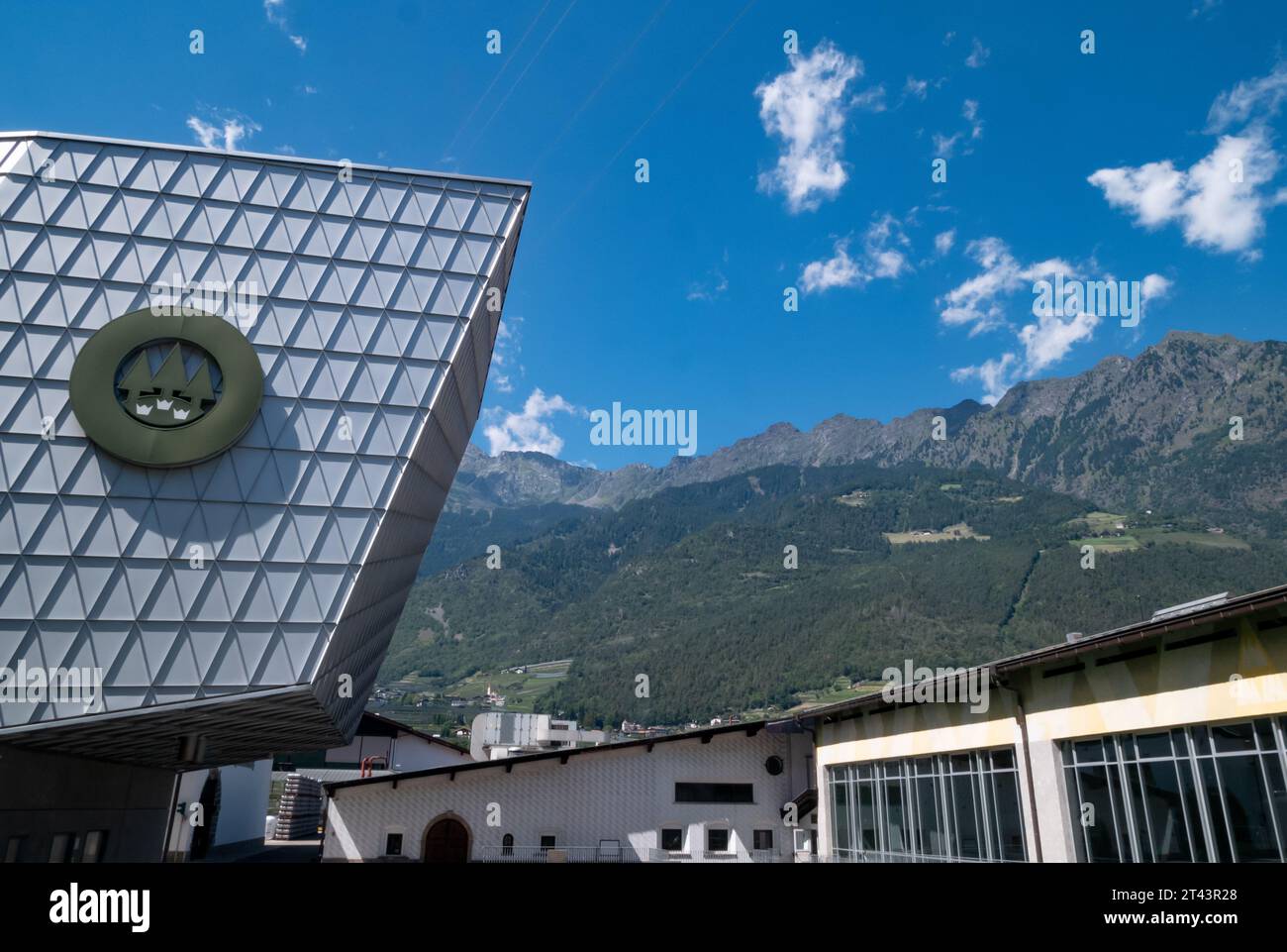 Lagundo, Italien - 11. August 2023: Außenansicht der berühmten Brauerei FORST Stockfoto