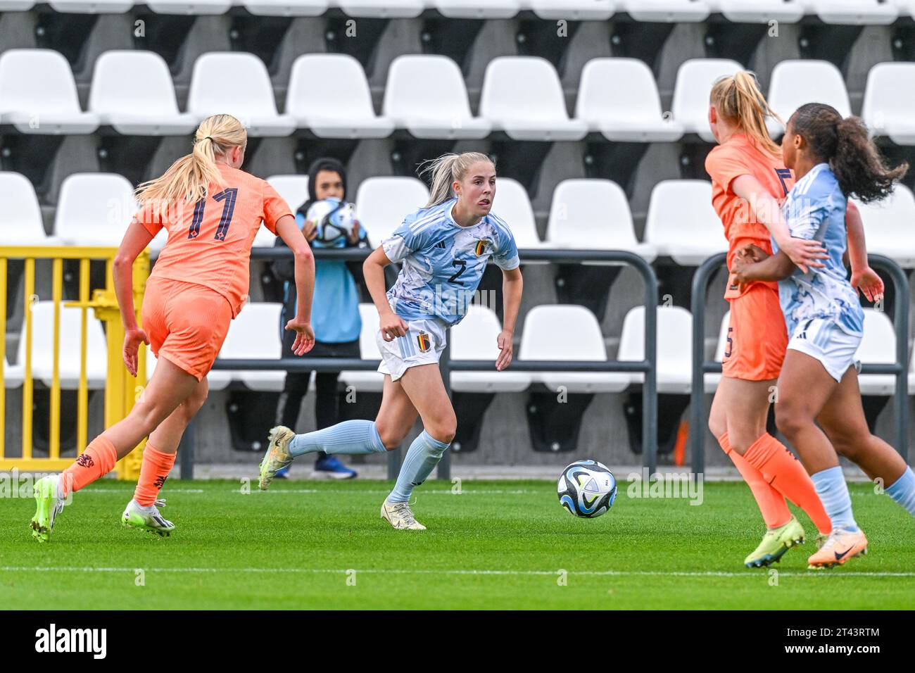 Tubize, Belgien. Oktober 2023. Saar Janssen (2) aus Belgien, dargestellt während eines Frauenfußballspiels zwischen den U19-Nationalmannschaften der Niederlande und Belgiens in der U19-Qualifikationsrunde der UEFA-Frauen am zweiten Spieltag in der Gruppe A6 am Samstag, den 28. Oktober 2023 in Tubize, Belgien. Quelle: Sportpix/Alamy Live News Stockfoto