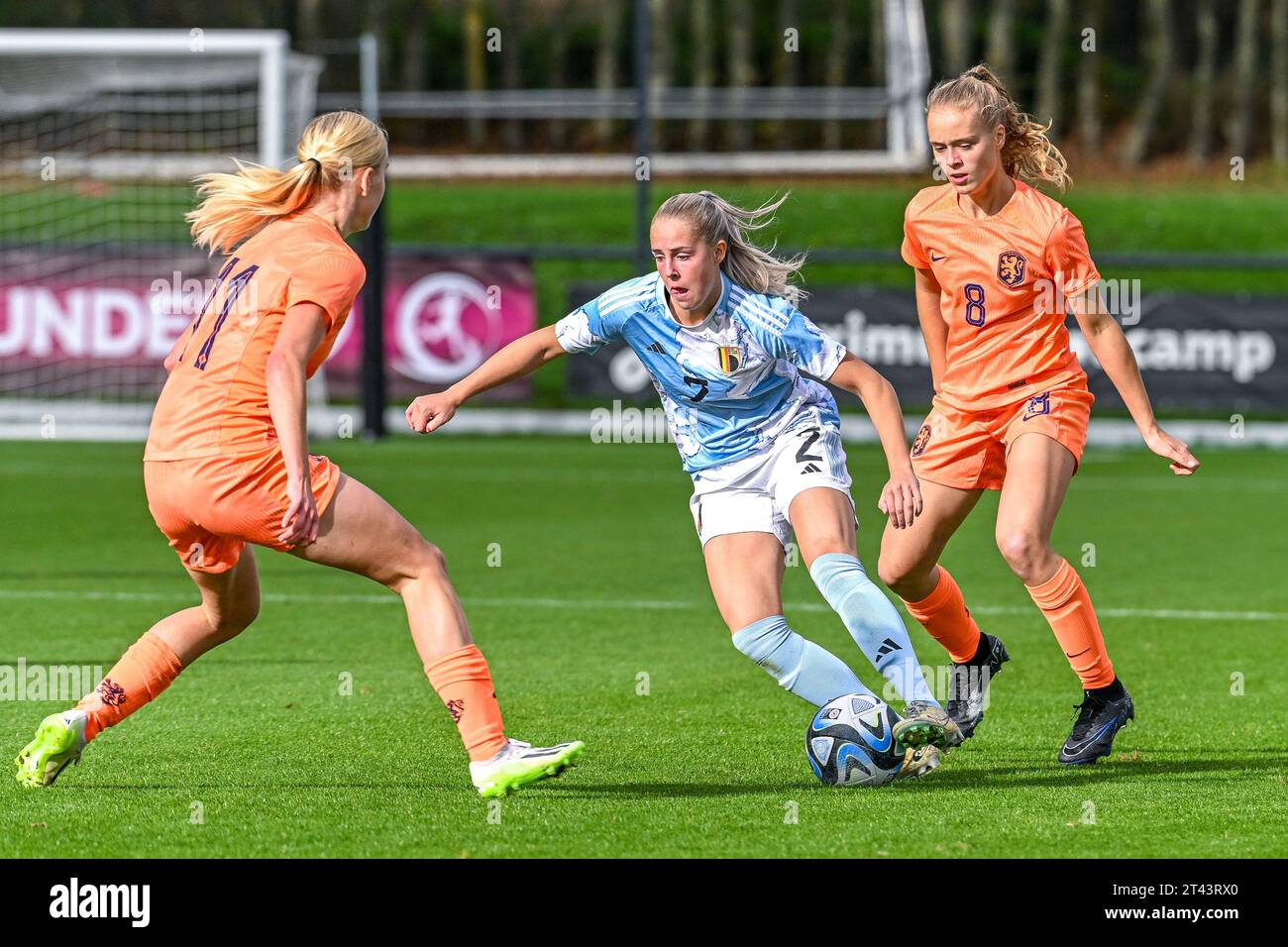 Tubize, Belgien. Oktober 2023. Saar Janssen (2) aus Belgien und Ilse Kemper (8) aus den Niederlanden, dargestellt während eines Frauenfußballspiels zwischen den Frauen unter 19 Mannschaften aus den Niederlanden und Belgien in der U19-Qualifikationsrunde der UEFA-Frauen am zweiten Spieltag in der Gruppe A6 am Samstag, den 28. Oktober 2023 in Tubize, Belgien . Quelle: Sportpix/Alamy Live News Stockfoto