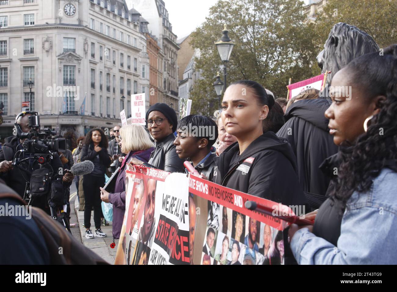 London, UK 28/Oktober/2023 Familienmarsch auf der Downing Street auf der Suche nach Gerechtigkeit der jährliche marsch der Gruppe United Families and Friends Campaign zwischen Trafalgar Square und Downing Street findet statt. Der marsch bringt Familien und Unterstützer von Menschen zusammen, die in der Obhut des Staates gestorben sind, und übergibt dem Amt des Premierministers einen Aufruf zu mehr Gerechtigkeit. Vermerk: Roland Ravenhill/Alamy. Stockfoto
