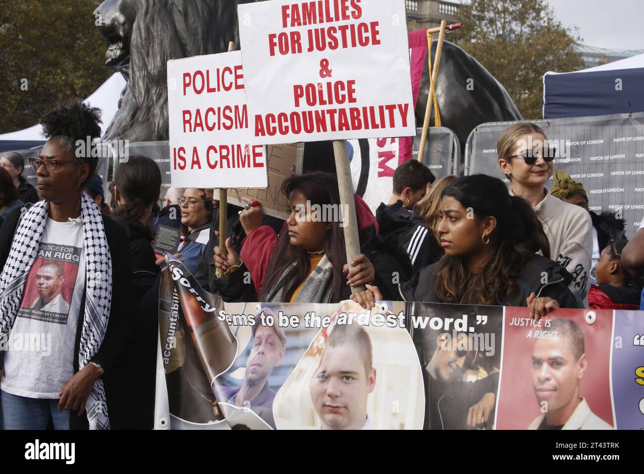 London, UK 28/Oktober/2023 Familienmarsch auf der Downing Street auf der Suche nach Gerechtigkeit der jährliche marsch der Gruppe United Families and Friends Campaign zwischen Trafalgar Square und Downing Street findet statt. Der marsch bringt Familien und Unterstützer von Menschen zusammen, die in der Obhut des Staates gestorben sind, und übergibt dem Amt des Premierministers einen Aufruf zu mehr Gerechtigkeit. Vermerk: Roland Ravenhill/Alamy. Stockfoto