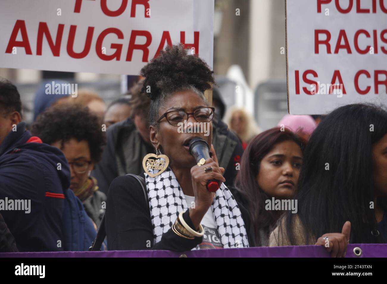 London, UK 28/Oktober/2023 Familienmarsch auf der Downing Street auf der Suche nach Gerechtigkeit der jährliche marsch der Gruppe United Families and Friends Campaign zwischen Trafalgar Square und Downing Street findet statt. Der marsch bringt Familien und Unterstützer von Menschen zusammen, die in der Obhut des Staates gestorben sind, und übergibt dem Amt des Premierministers einen Aufruf zu mehr Gerechtigkeit. Abgebildet ist Marcia Rigg. Vermerk: Roland Ravenhill/Alamy. Stockfoto