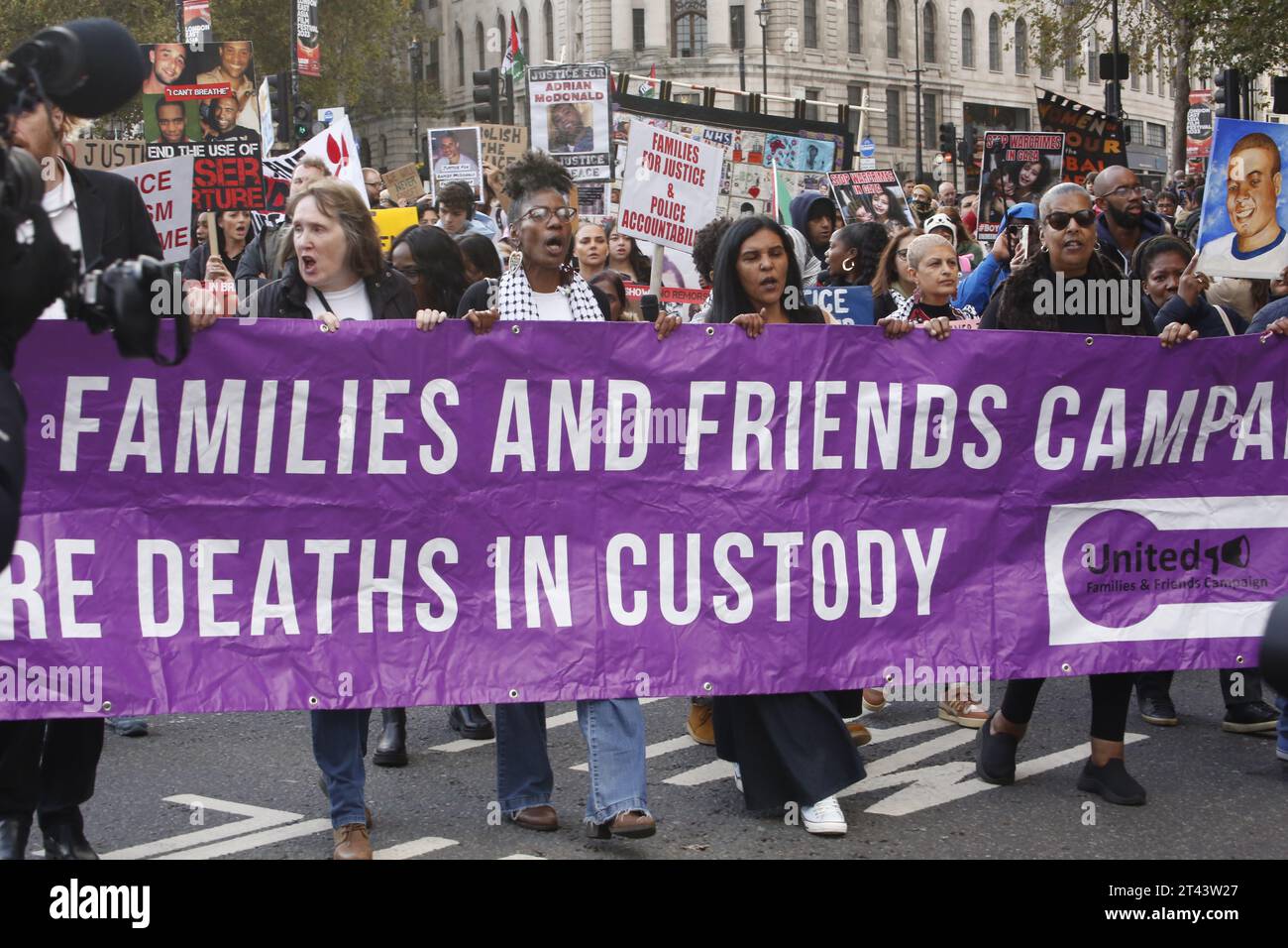 London, UK 28/Oktober/2023 Familienmarsch auf der Downing Street auf der Suche nach Gerechtigkeit der jährliche marsch der Gruppe United Families and Friends Campaign zwischen Trafalgar Square und Downing Street findet statt. Der marsch bringt Familien und Unterstützer von Menschen zusammen, die in der Obhut des Staates gestorben sind, und übergibt dem Amt des Premierministers einen Aufruf zu mehr Gerechtigkeit. Vermerk: Roland Ravenhill/Alamy. Stockfoto