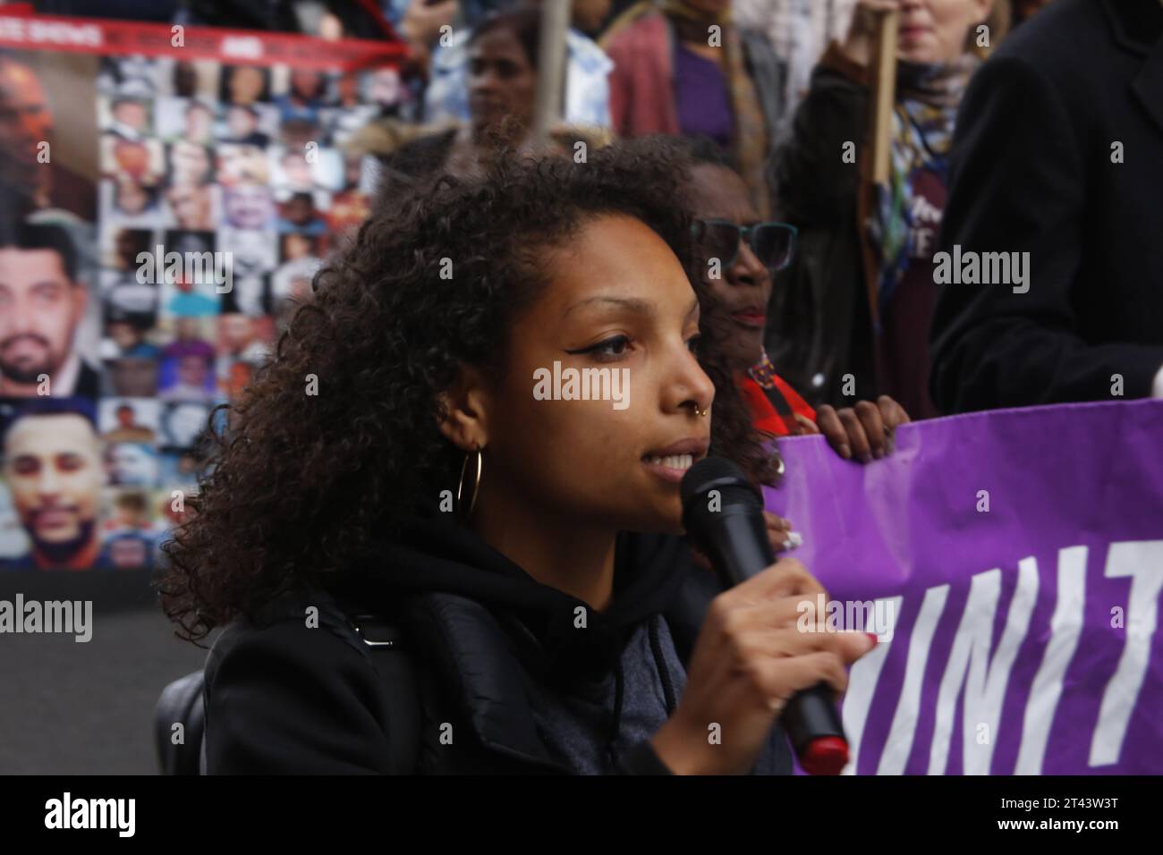 London, UK 28/Oktober/2023 Familienmarsch auf der Downing Street auf der Suche nach Gerechtigkeit der jährliche marsch der Gruppe United Families and Friends Campaign zwischen Trafalgar Square und Downing Street findet statt. Der marsch bringt Familien und Unterstützer von Menschen zusammen, die in der Obhut des Staates gestorben sind, und übergibt dem Amt des Premierministers einen Aufruf zu mehr Gerechtigkeit. Vermerk: Roland Ravenhill/Alamy. Stockfoto