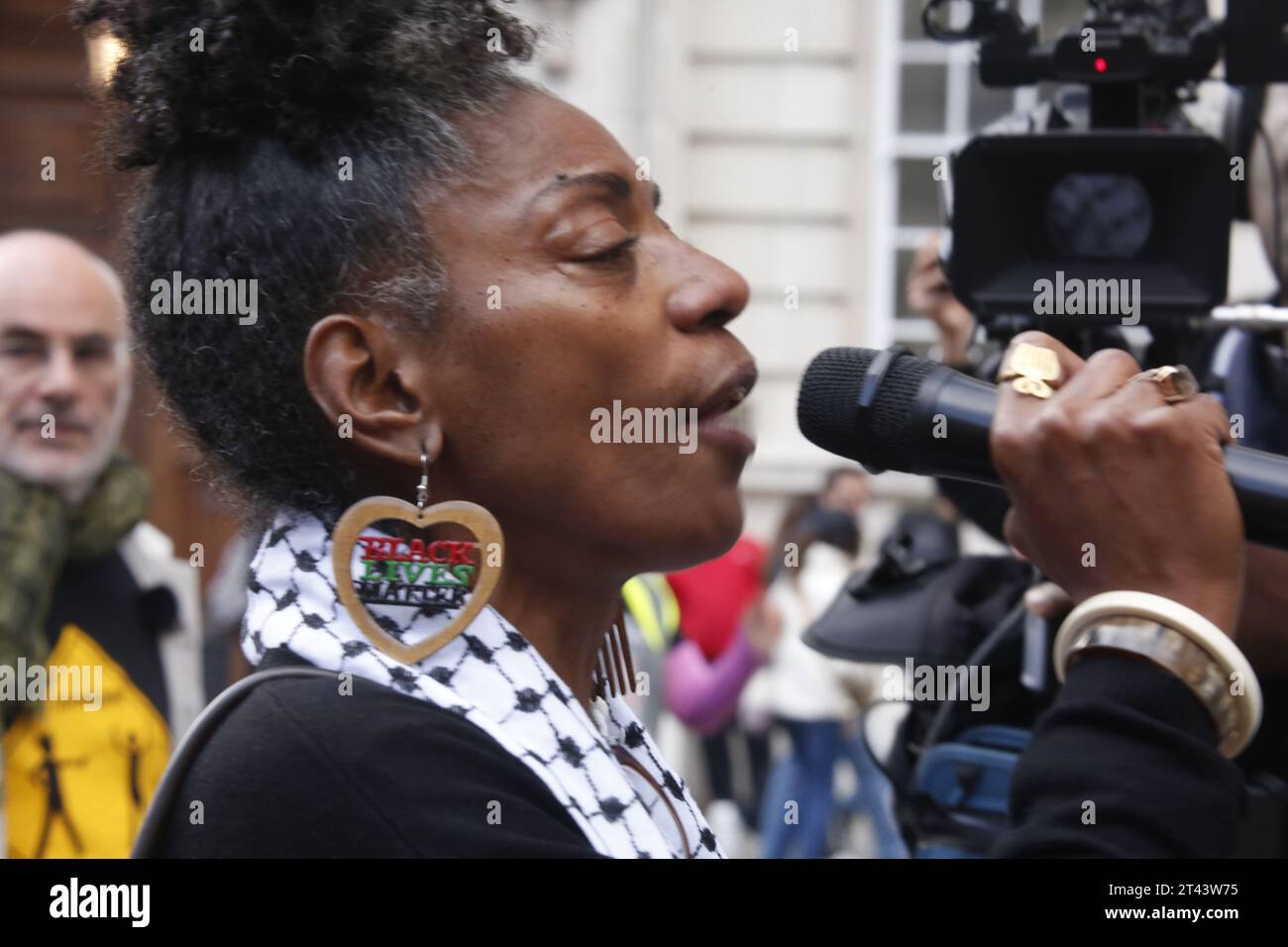 London, UK 28/Oktober/2023 Familienmarsch auf der Downing Street auf der Suche nach Gerechtigkeit der jährliche marsch der Gruppe United Families and Friends Campaign zwischen Trafalgar Square und Downing Street findet statt. Der marsch bringt Familien und Unterstützer von Menschen zusammen, die in der Obhut des Staates gestorben sind, und übergibt dem Amt des Premierministers einen Aufruf zu mehr Gerechtigkeit. Abgebildet ist Marcia Rigg. Vermerk: Roland Ravenhill/Alamy. Stockfoto