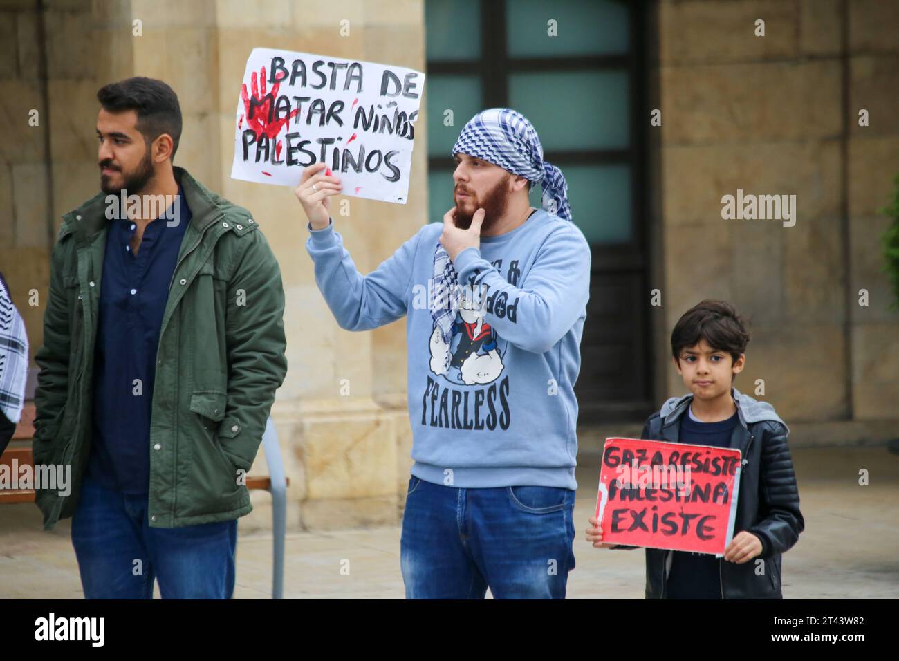 Aviles, Spanien. Oktober 2023. Ein Junge trägt ein Schild mit der Aufschrift "Stop Killing palästinensischer Kinder" neben einem Jungen, der einen anderen mit "Gaza Ressite, Palestine Existence" (R) trägt während der Kundgebung zur Unterstützung Palästinas, Ende des Völkermords, Ende der Besatzung, 28. Oktober 2023, in Avilés, Spanien. (Foto: Alberto Brevers/Pacific Press) Credit: Pacific Press Media Production Corp./Alamy Live News Stockfoto