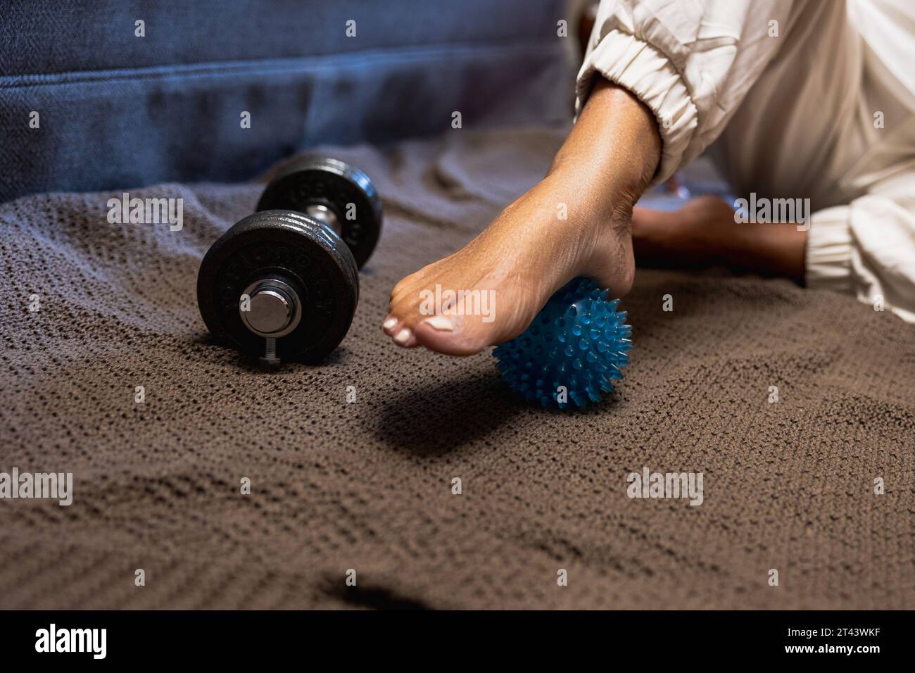 Reifer Frauenfuß mit Entspannungsball zu Hause Stockfoto