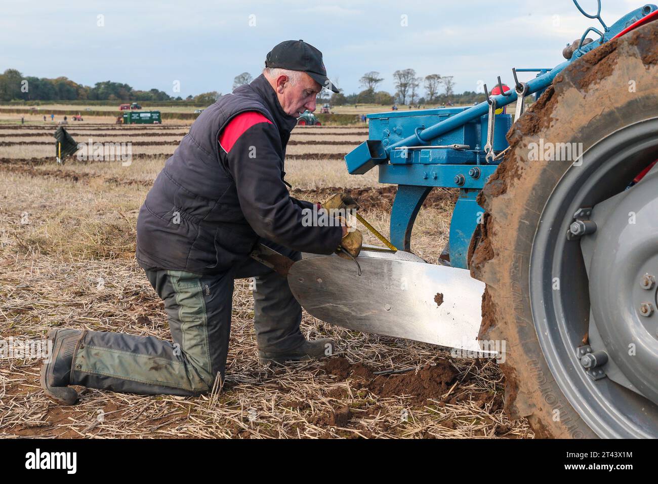 28. Oktober 23, Prestwick, Großbritannien. Die 59. Schottische Pflugmeisterschaft, die auf mehr als 200 Hektar Montonhill Farm in der Nähe von Prestwick, Ayrshire, Schottland, Großbritannien, ausgetragen wurde. mehr als 100 internationale Teilnehmer, darunter Shire- und Clydesdale-Pferde, europäische klassische und alte Traktoren und Pflüge sowie moderne Traktoren mit Pflügen. Die Gewinner erhalten Qualifikationspunkte und können an der Weltmeisterschaft im Pflügen teilnehmen. Quelle: Findlay/Alamy Live News Stockfoto