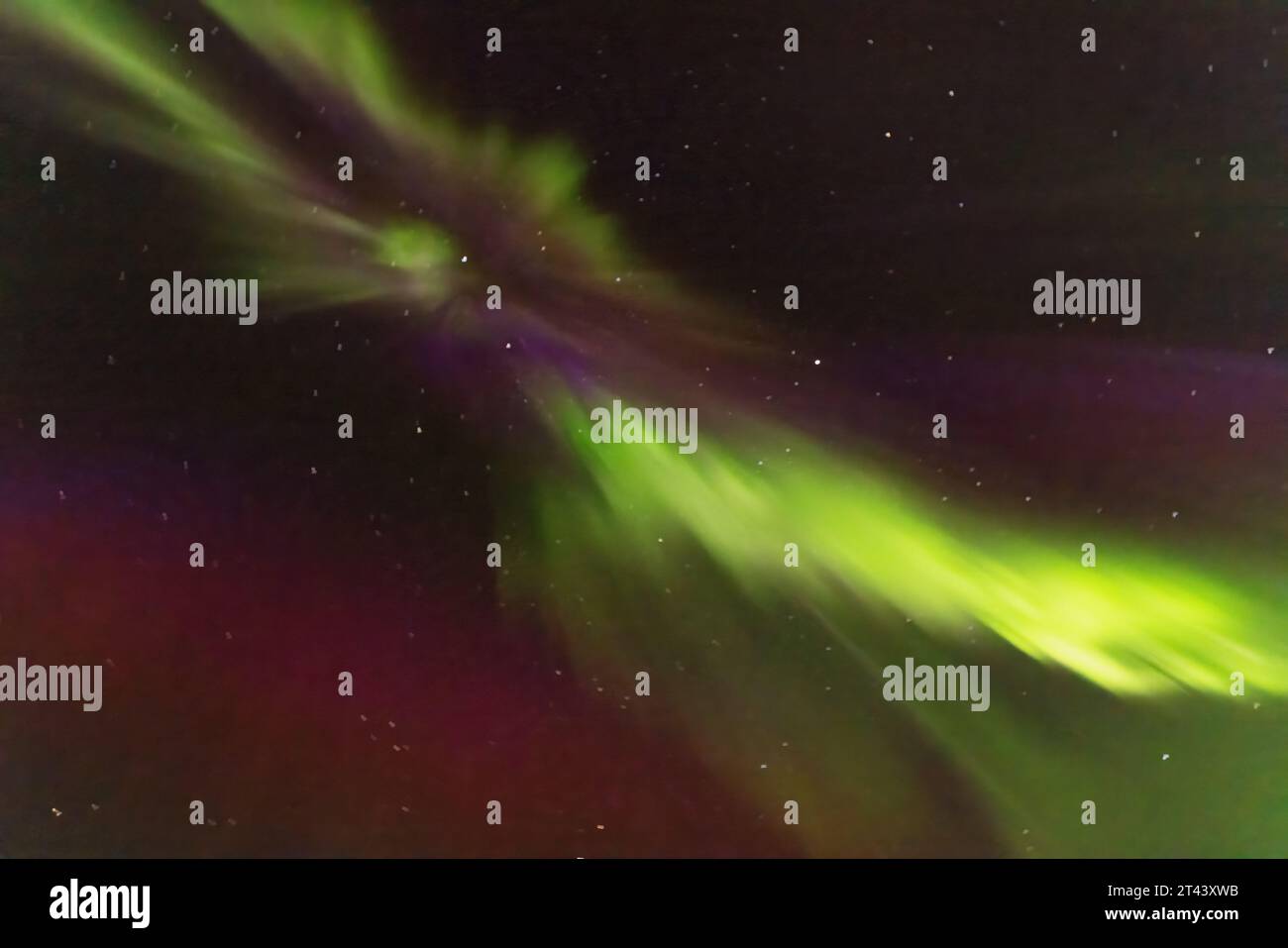 Aurora Borealis oder Nordlichter bei Nacht gesehen, - Magnetosphärenstörung durch Sonnenwind; Grönland, Arktis. - Arctic Travel. Stockfoto