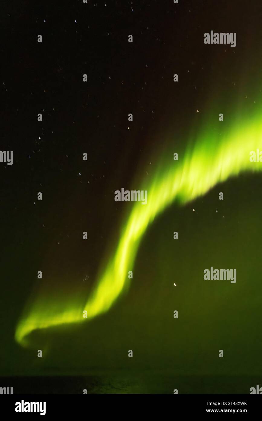 Aurora Borealis oder Nordlichter bei Nacht gesehen, - Magnetosphärenstörung durch Sonnenwind; Grönland, Arktis. - Arctic Travel. Grüner Bogentyp Stockfoto
