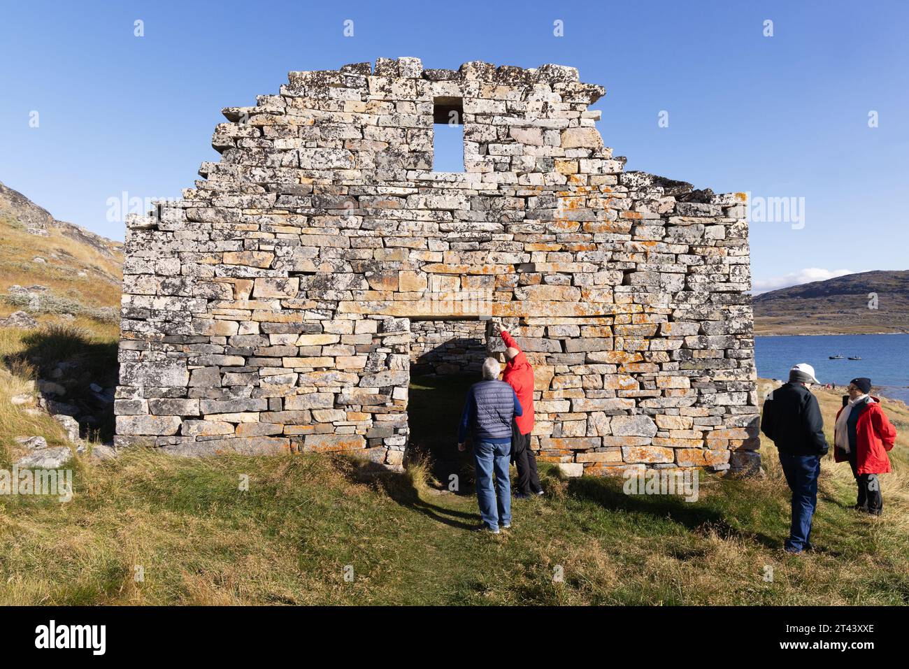 Grönland Touristen auf einer arktischen Kreuzfahrt in den Ruinen der Hvalsey Church, der letzten bekannten nordischen oder Wikingersiedlung in Grönland. Arktische Reise. Stockfoto