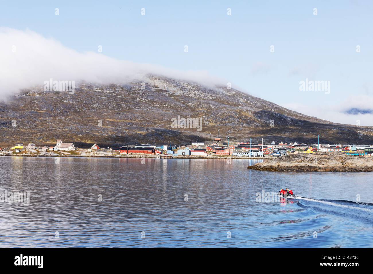 Grönlandtourismus: Ein Boot mit Touristen auf einer arktischen Kreuzfahrt fährt in Richtung Nanortalik, Prince Christian Sound, Grönland. Landschaft und Reisen Stockfoto