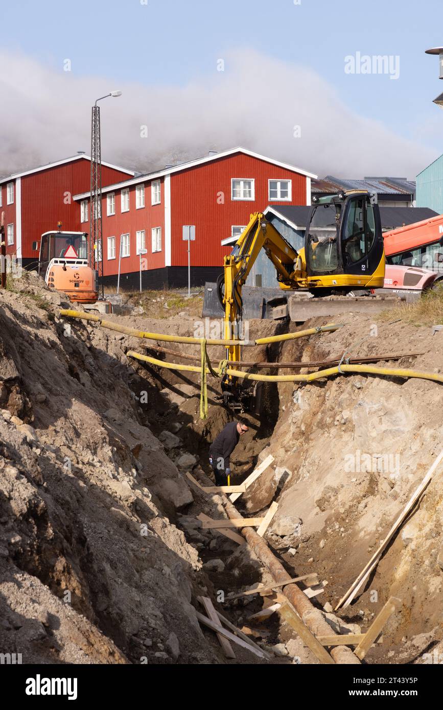Grönländische Industrie - Bauarbeiten mit Baufahrzeugen in der Arktis, Nonortalik Town, Südgrönland, Europa Stockfoto