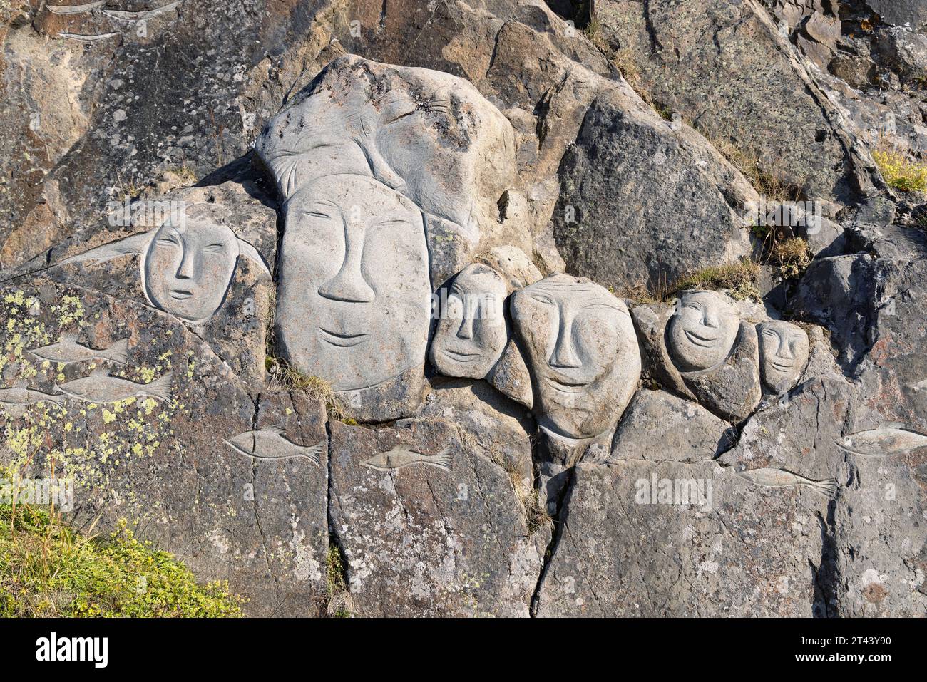 Traditionelle inuit-Skulptur; Steingesichter, Teil der Freiluftgalerie „Stone and man“ mit Steinskulpturen, Qaqortoq, Grönland Arktis Stockfoto