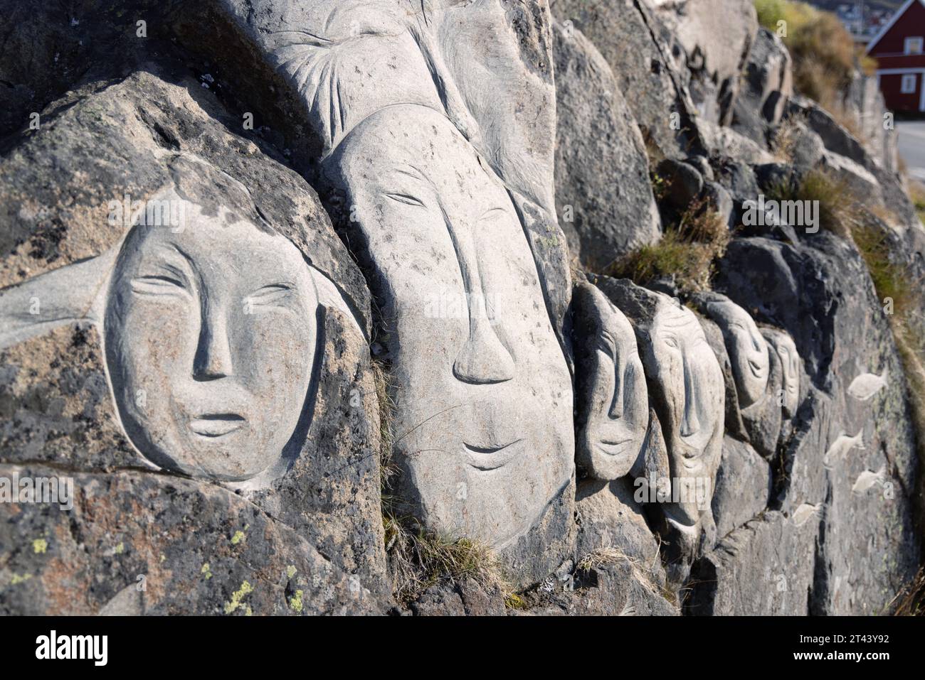Traditionelle inuit-Skulptur; Steingesichter, Teil der Freiluftgalerie „Stone and man“ mit Steinskulpturen, Qaqortoq, Grönland Arktis Stockfoto