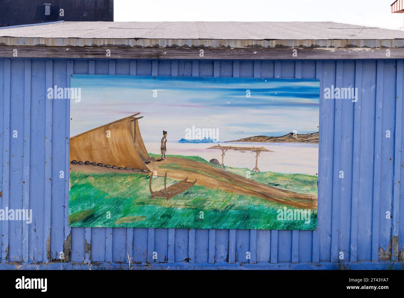 Traditionelle Straßenkunst, Qaqortoq, Grönland - Inuit-Malerei in einer Straßenszene, Qaqortoq, Grönland, Europa, Arktis. Stockfoto