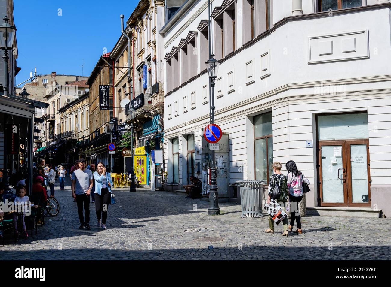 Bukarest, Rumänien - 5. Juni 2021: Alte Gebäude im historischen Zentrum an einem sonnigen Sommertag Stockfoto