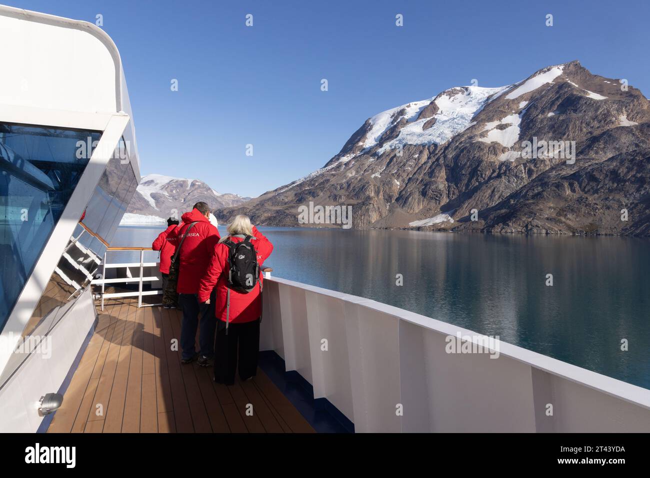 Touristen auf einem Silversea-Kreuzfahrtschiff im Skjoldungen Fjord, Ostgrönland, mit Blick auf die Landschaft. Arktis-Kreuzfahrt, Arctic Travel. Grönland Tourismus Stockfoto