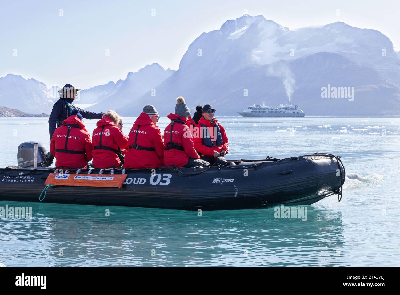 Silversea Kreuzfahrt Arctic Cruise - Passagiere in einem Tierkreiszeichen im Skjoldungen Fjord, Grönland, mit dem Silver Cloud Kreuzfahrtschiff, Arctic Travel Stockfoto