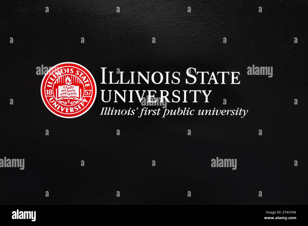 NORMAL, IL, USA - 18. OKTOBER 2023: Logo und Emblem auf dem Campus der Illinois State University. Stockfoto