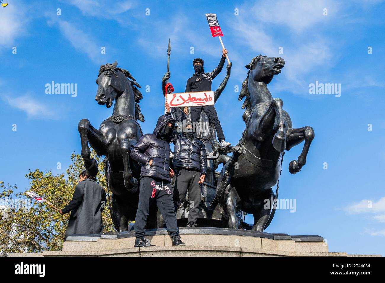 London, Großbritannien. Oktober 2023. Die Demonstranten klettern auf die Kulptur der keltischen Königin Boudicca und ihrer Töchter, die auf einem Pferdewagen auf der westminster-Brücke reiten – Palästinensische protestmarsch vom Embankment nach Whitehall. Die große Menschenmenge reagiert auf den jüngsten Ausbruch der Gewalt, und die israelische Reaktion im Gazastreifen und der marsch schien völlig friedlich. Der Protest wurde unter anderem von der Palästinensischen Solidaritätskampagne UK und Friends of Al Aqsa organisiert. Guy Bell/Alamy Live News Stockfoto