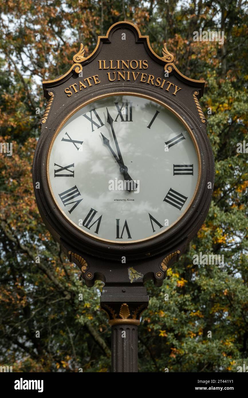 NORMAL, IL, USA - 18. OKTOBER 2023: Schuluhr auf dem Campus der Illinois State University. Stockfoto