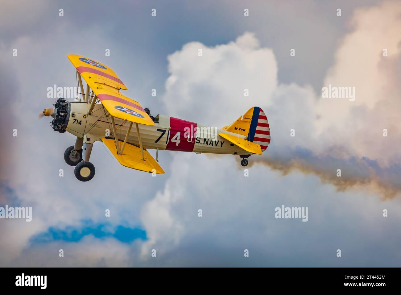 Leszno, Polen - 17. Juni 2023: Antidotum Airshow Leszno 2023 und akrobatische Shows des gelben Boeing Stearman-Flugzeugs an einem blauen wolkigen Himmel Stockfoto