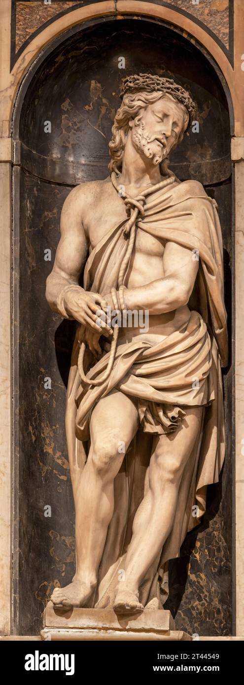 GENOVA, ITALIEN - 5. MÄRZ 2023: Die Statue Jesu im Bond - 'Ecce Homo' in der Kirche Chiesa del Gesu von unbekanntem Bildhauer Stockfoto