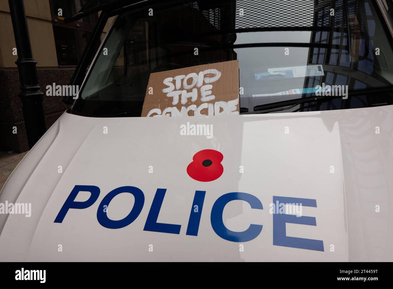 Stoppen Sie das Völkermord-Plakat auf dem Polizeiwagen, während sich Tausende palästinensischer Demonstranten zu einer Massendemonstration in Manchester, Großbritannien, versammelten. Demonstranten marschierten vom Petersplatz im Stadtzentrum. Fahnen und Banner wurden hoch gehalten und Fackeln abgelassen. Reden wurden vor und nach dem rundmarsch auf dem Petersplatz gehalten. Bild: Garyroberts/worldwidefeatures.com Stockfoto