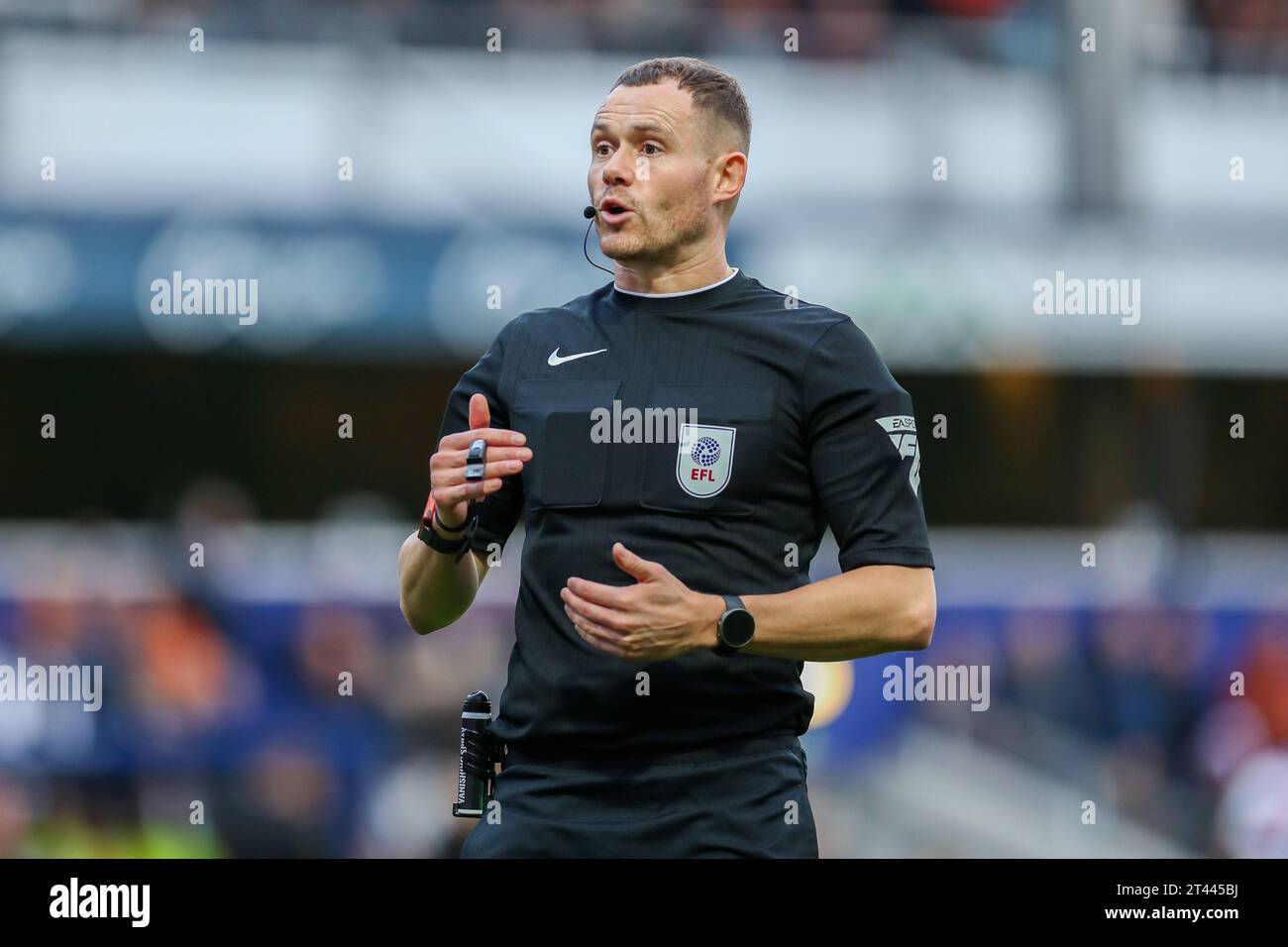 London, Großbritannien. Oktober 2023. Schiedsrichter Leigh Doughty beim SKY Bet EFL Championship Match der Queens Park Rangers gegen Leicester City im MATRADE Loftus Road Stadium, London, Großbritannien am 28. Oktober 2023 Credit: Every Second Media/Alamy Live News Stockfoto