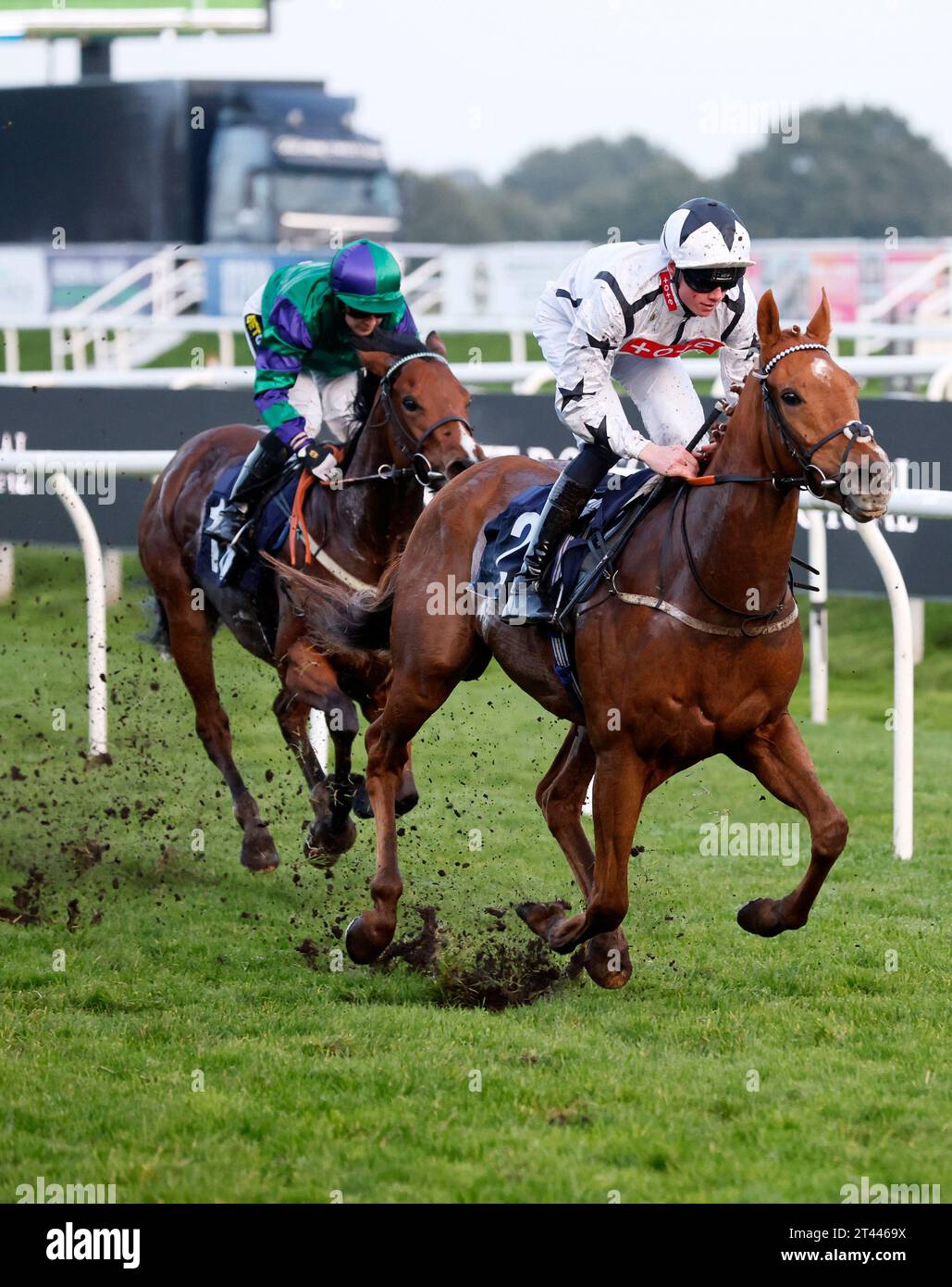Blickt zurück mit einem Lächeln (zweite rechts), das Jockey Brandon