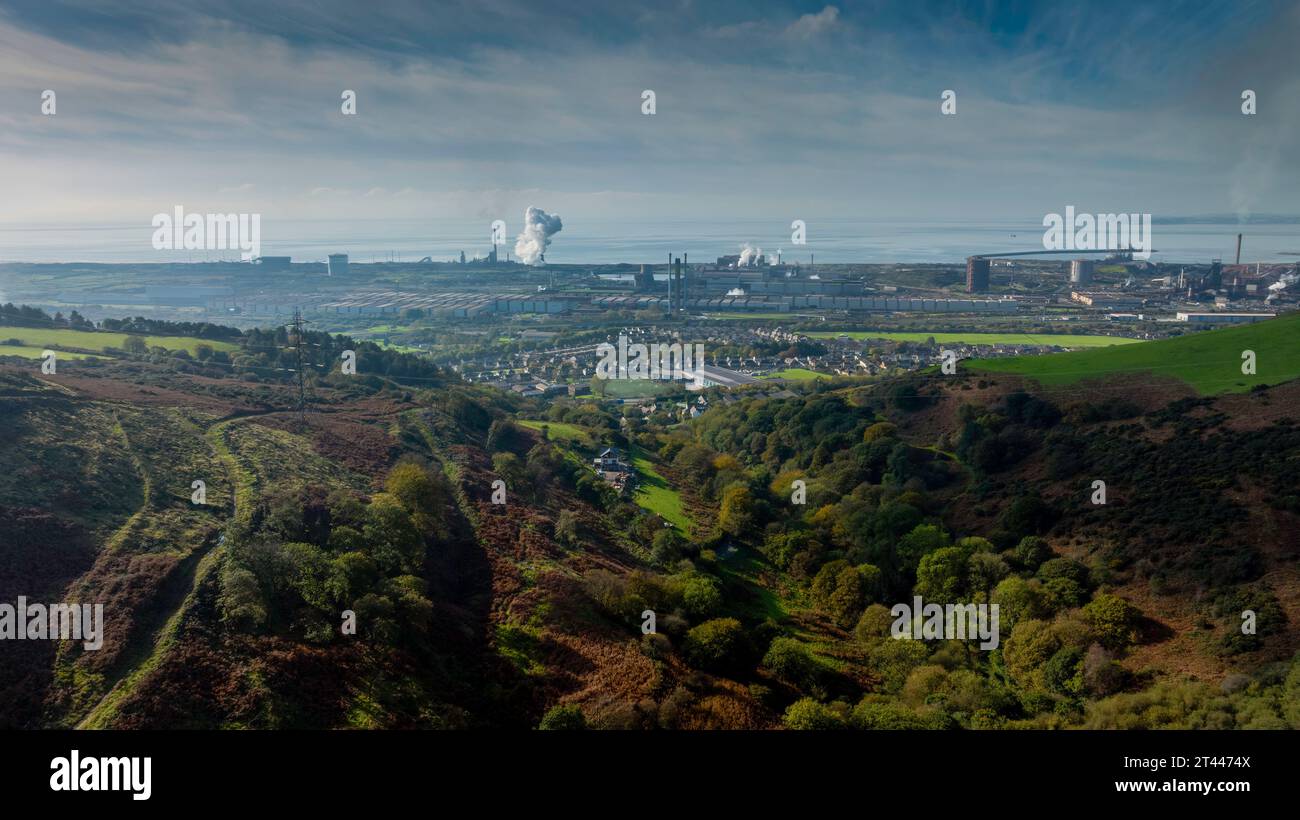 Editorial Port Talbot, Großbritannien - 25. Oktober 2023: Drohnenblick über die Hügel bei Margam des Tata Steel Plant in Port Talbot, Südwales Großbritannien Stockfoto