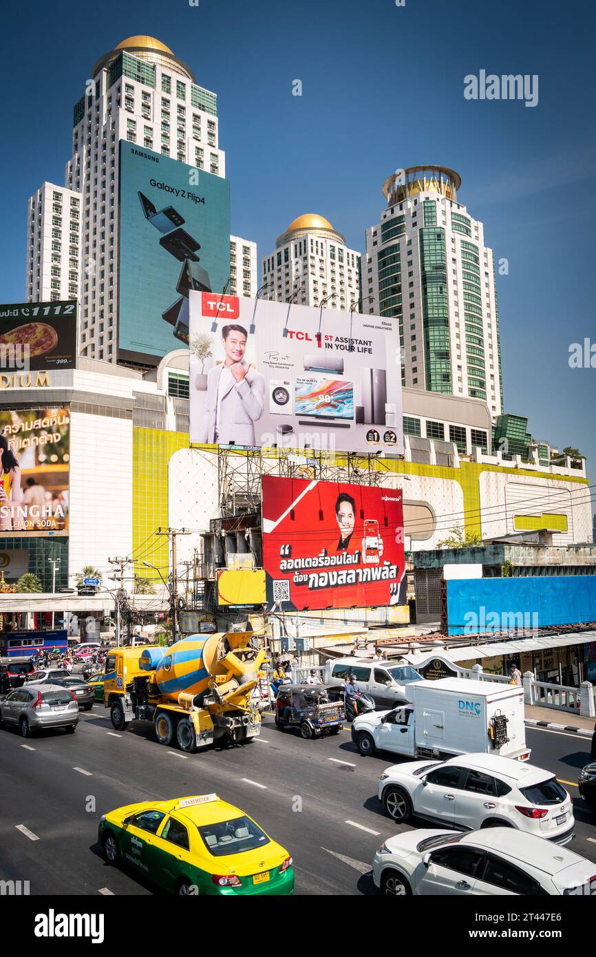 Blick auf die Ratchadamri Rd. Bis zur Petchaburi Rd Mit dem Kanal rechts vom Verkehr. Zentrum Von Bangkok Thailand. Stockfoto