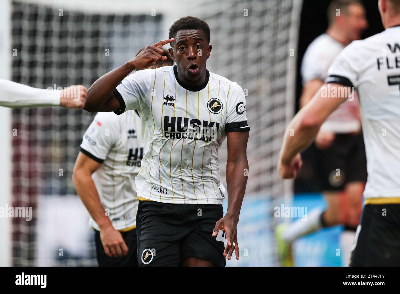 Wes Harding von Millwall feiert das zweite Tor ihrer Mannschaft während des Sky Bet Championship Matches in der Vicarage Road, Watford. Bilddatum: Samstag, 28. Oktober 2023. Stockfoto