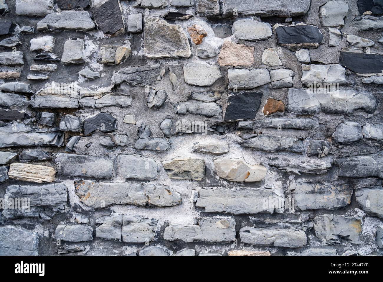 Nahaufnahme einer strukturierten Steinmauer an einem sehr alten Gebäude Stockfoto