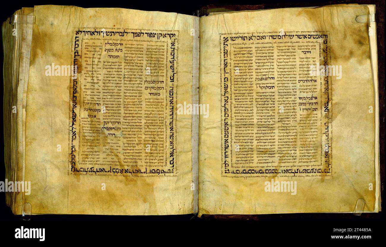 Die Thora. Seiten aus dem Damaskus Pentateuch, einer hebräischen Bibel aus dem 10. Jahrhundert, die die ersten fünf Bücher Moses enthält. Stockfoto