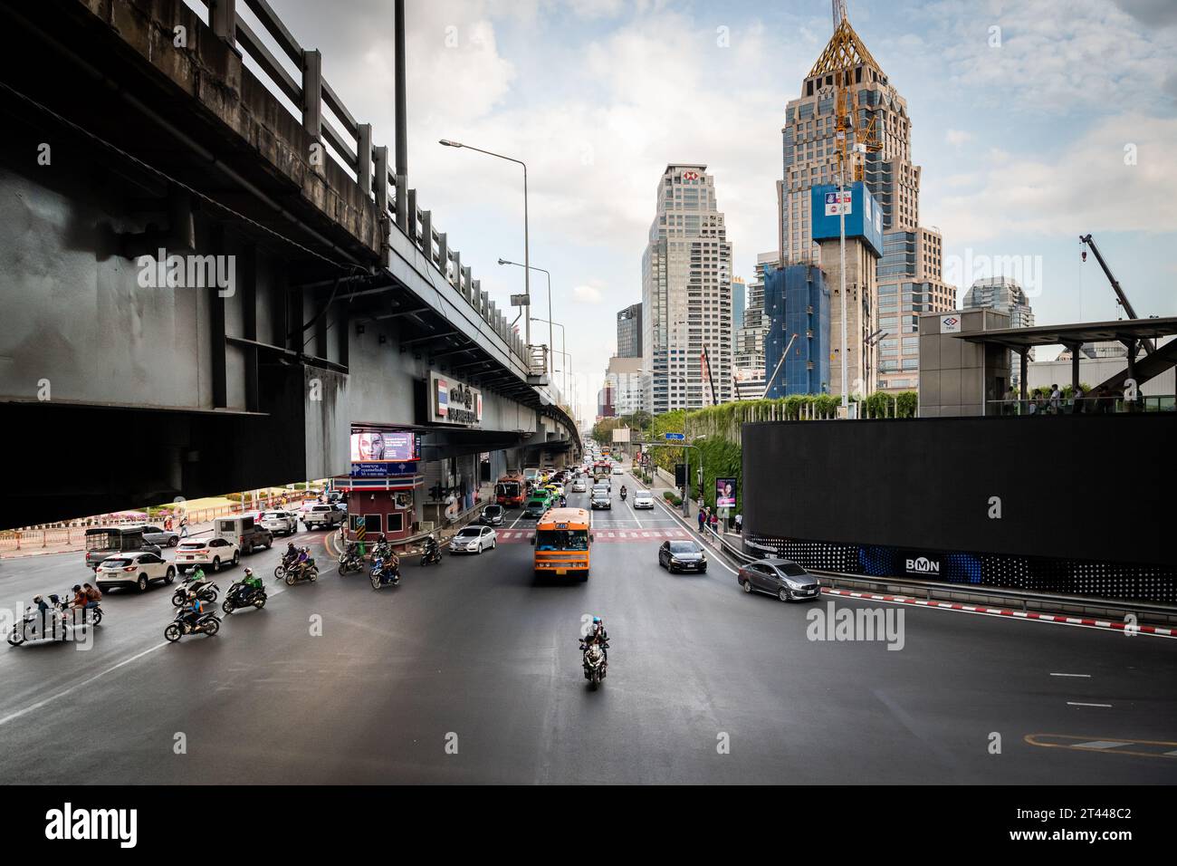 Blick auf Rama 4 Rd von Silom Rd Unterhalb der Thai Japanese Friendship Bridge, an der Kreuzung Sala Daeng, Bangkok, Thailand. Stockfoto