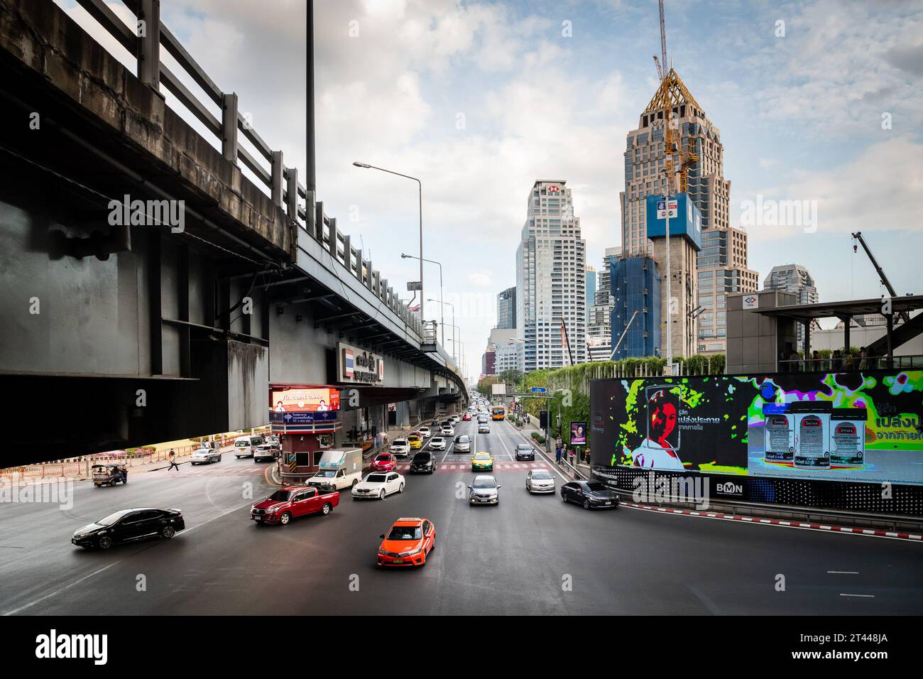 Blick auf Rama 4 Rd von Silom Rd Unterhalb der Thai Japanese Friendship Bridge, an der Kreuzung Sala Daeng, Bangkok, Thailand. Stockfoto