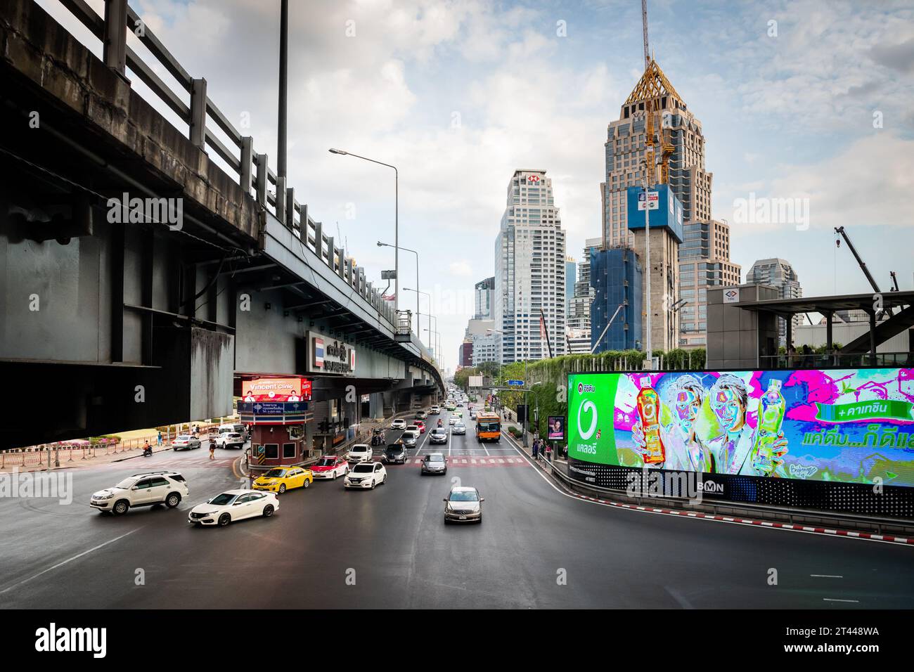 Blick auf Rama 4 Rd von Silom Rd Unterhalb der Thai Japanese Friendship Bridge, an der Kreuzung Sala Daeng, Bangkok, Thailand. Stockfoto