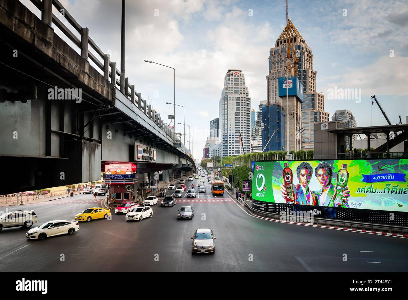 Blick auf Rama 4 Rd von Silom Rd Unterhalb der Thai Japanese Friendship Bridge, an der Kreuzung Sala Daeng, Bangkok, Thailand. Stockfoto